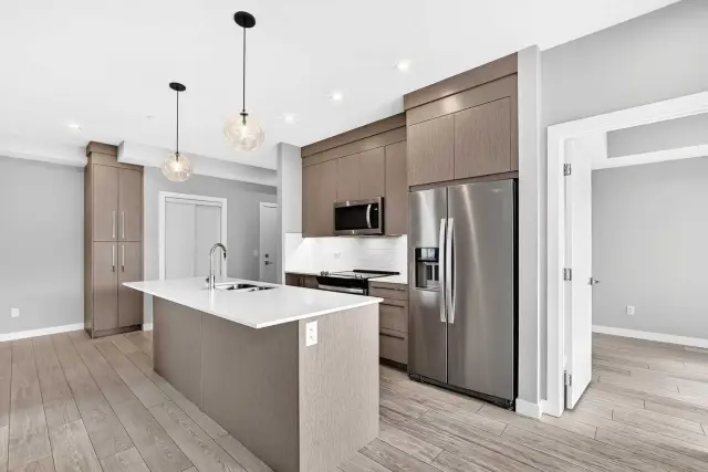 2417, 395 Skyview Parkway NE