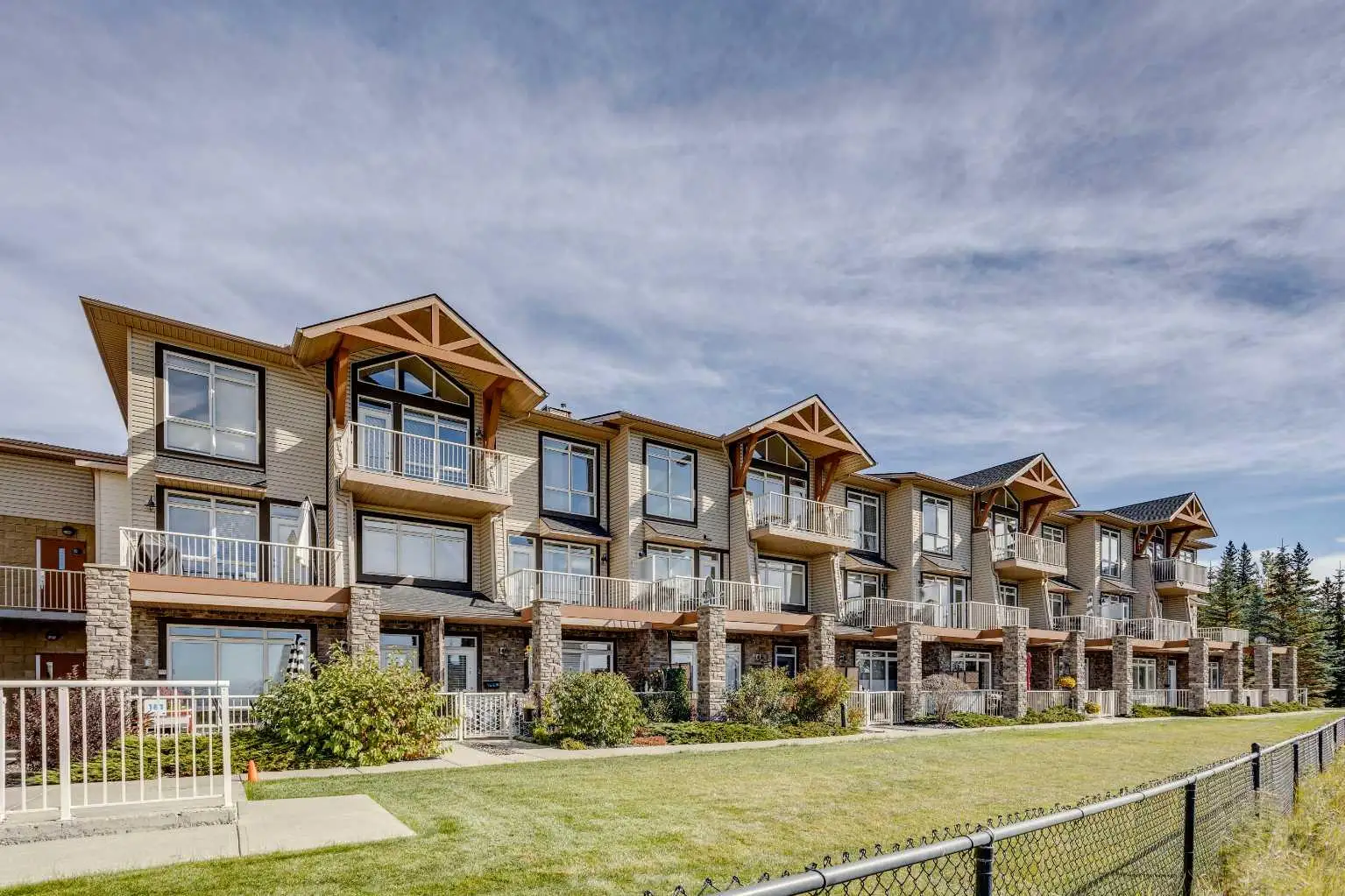17, 181 Rockyledge View NW